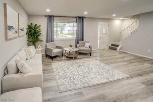 38109 Poplar Dr in Willoughby, OH - Building Photo