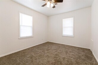 324 S Lester St in Elk City, OK - Building Photo - Building Photo