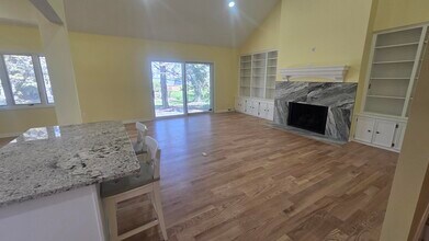 2112 Quincy Ct in Mequon, WI - Building Photo - Building Photo