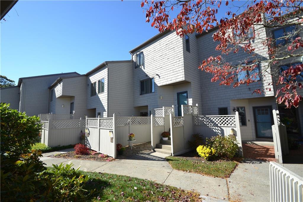 49 Sea Breeze Ln in Bristol, RI - Building Photo