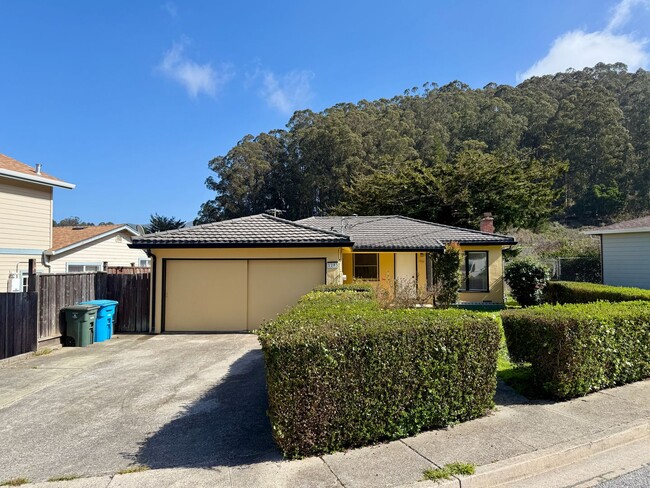 1283 Galvez Dr in Pacifica, CA - Foto de edificio - Building Photo