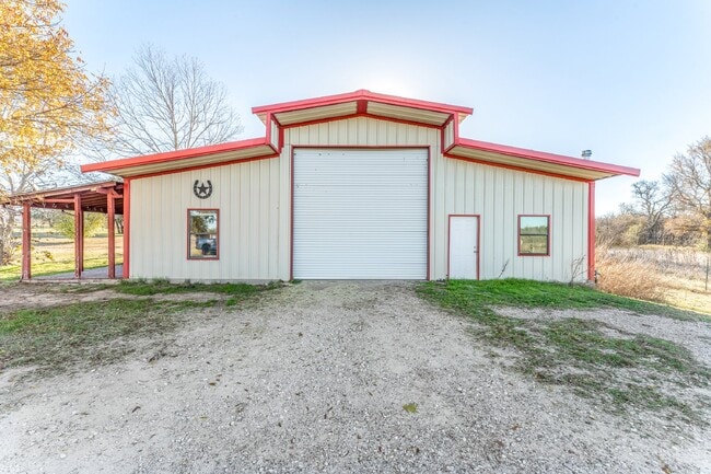 2061 Co Rd 371 in Dublin, TX - Foto de edificio - Building Photo