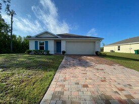 23211 McQueeney Ave in Port Charlotte, FL - Building Photo