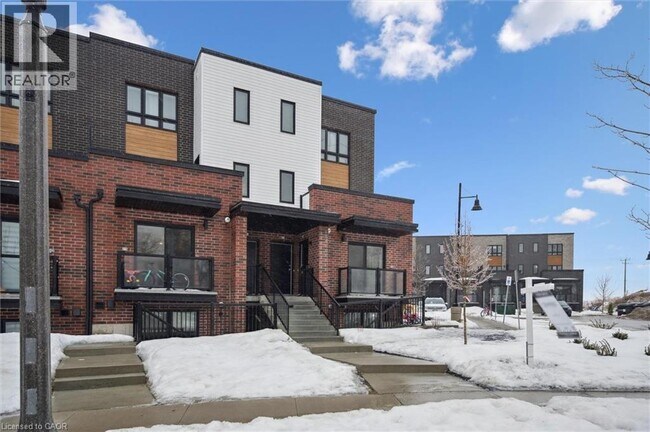 239 Chapel Hill Dr in Kitchener, ON - Building Photo - Building Photo