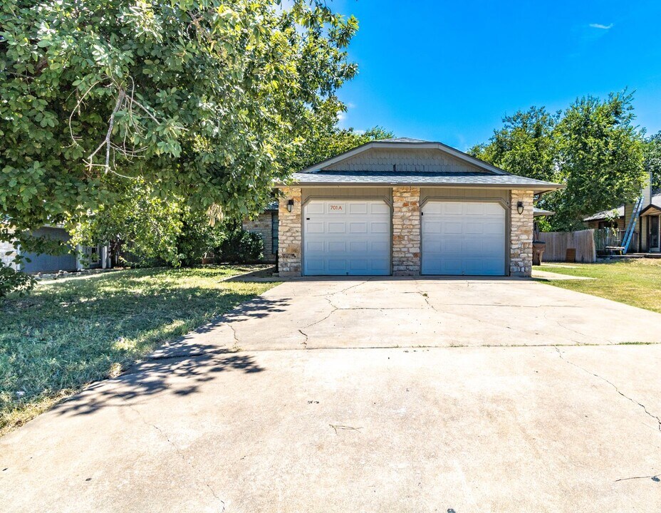 701 Country Aire Dr in Round Rock, TX - Building Photo