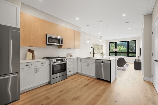 70 Leo M Birmingham Pkwy in Boston, MA - Foto de edificio - Building Photo