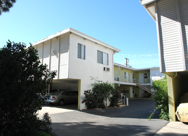 5647-5651 Cartwright Ave in North Hollywood, CA - Foto de edificio - Building Photo