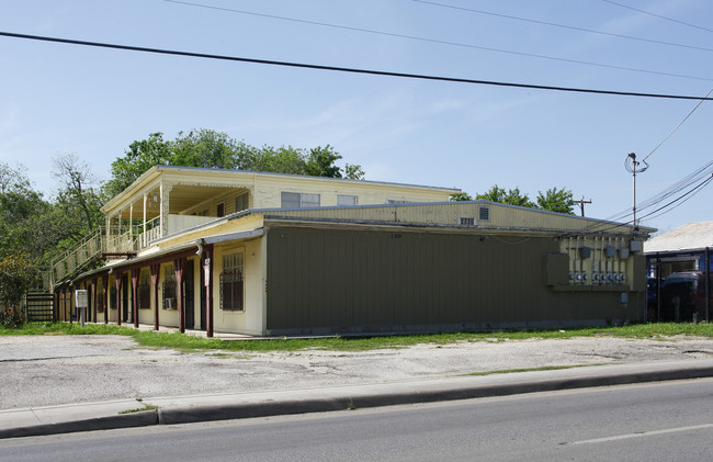 2826 Culebra Rd in San Antonio, TX - Foto de edificio - Building Photo