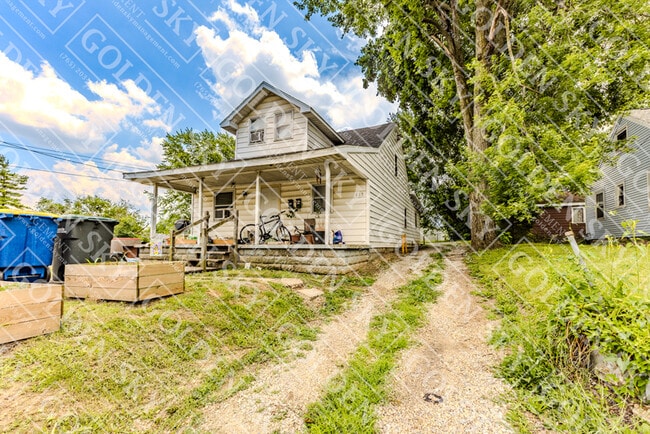 property at 815 W Memorial Dr
