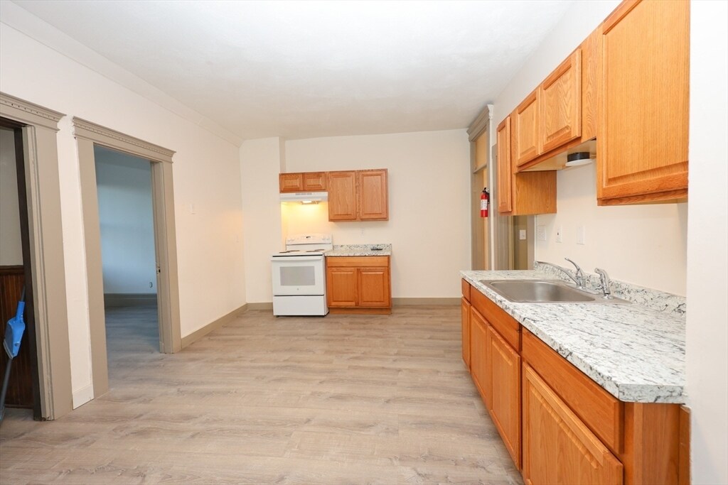 6 Waumbeck St in Boston, MA - Building Photo