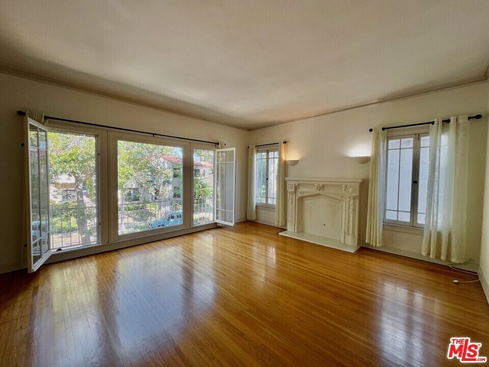 145 N Sycamore Ave in Los Angeles, CA - Building Photo