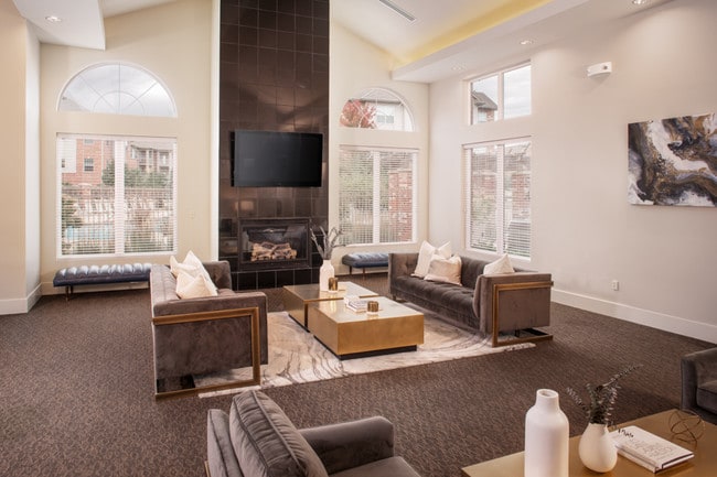 Broadmoor at Jordan Creek in West Des Moines, IA - Building Photo - Building Photo