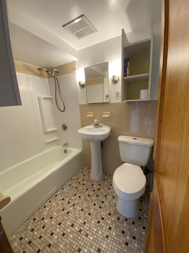 15 Dorrance St, Unit #2 in Chicopee, MA - Foto de edificio - Building Photo