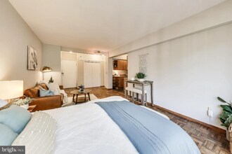 1711 Massachusetts Ave NW in Washington, DC - Foto de edificio - Building Photo