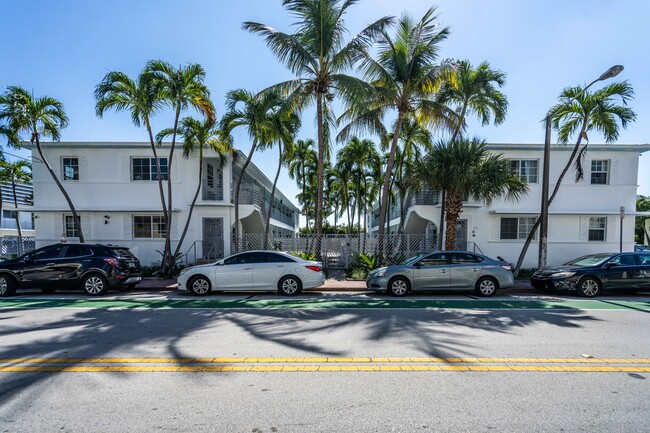 Byron Air Apartments in Miami Beach, FL - Building Photo - Primary Photo