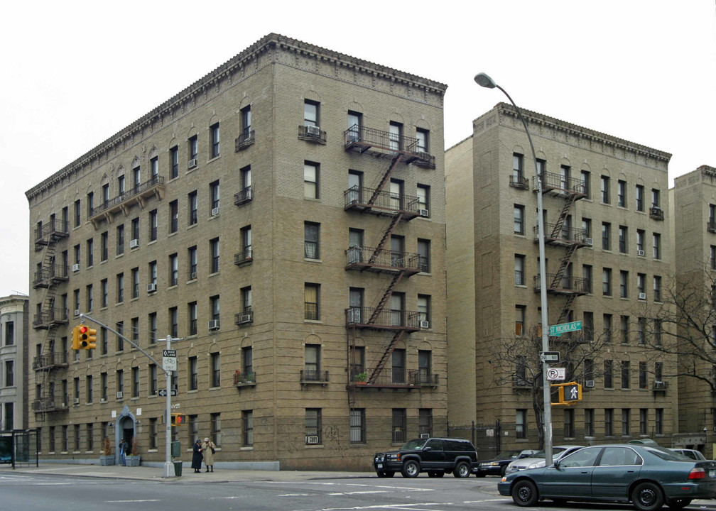 Elevatored Apt. Building in New York, NY - Building Photo