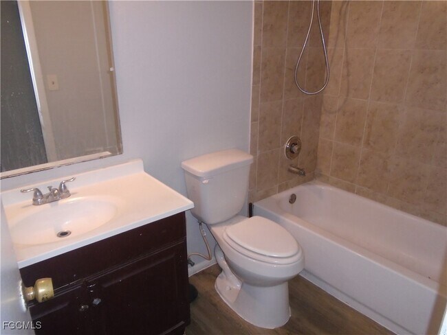 8265 Beacon Blvd in Ft. Myers, FL - Foto de edificio - Building Photo