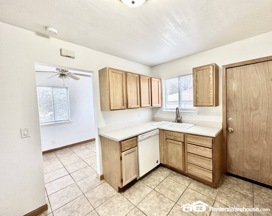 4219 Clinton Ave in Des Moines, IA - Building Photo
