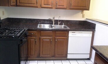 132 S Adams St, Unit 212 in Glendale, CA - Building Photo - Building Photo