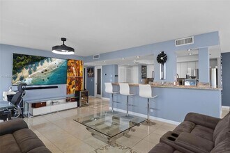 200 Leslie Dr, Unit 810 in Hallandale Beach, FL - Foto de edificio - Building Photo