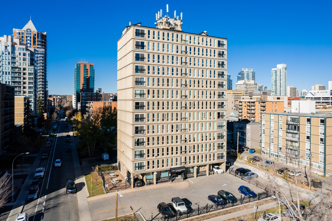 Crystal Court in Calgary, AB - Building Photo