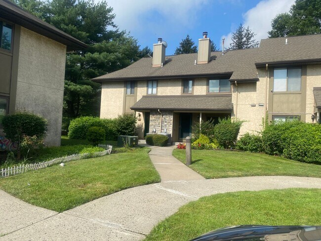 138 Hampshire Dr in Plainsboro, NJ - Building Photo - Building Photo