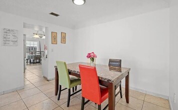 8528 Southampton Dr in Miramar, FL - Building Photo - Building Photo