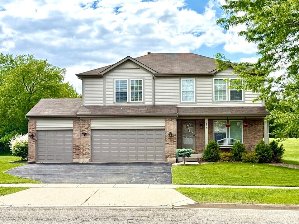 228 White Oak St in Hampshire, IL - Foto de edificio