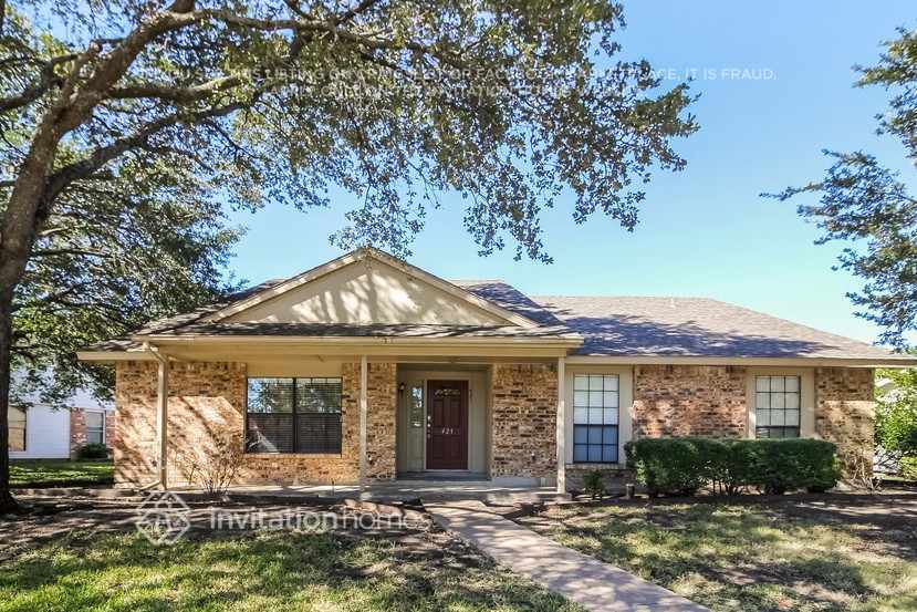 421 Kingsbridge Dr in Garland, TX - Foto de edificio