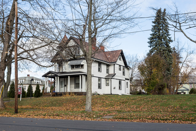 103 E Lincoln Ave in New Castle, PA - Foto de edificio - Building Photo