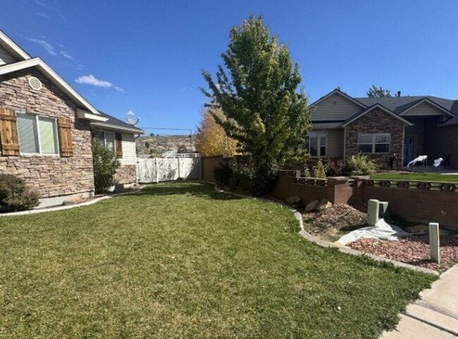 5240 Woodland Pointe Cir in Enoch, UT - Building Photo - Building Photo