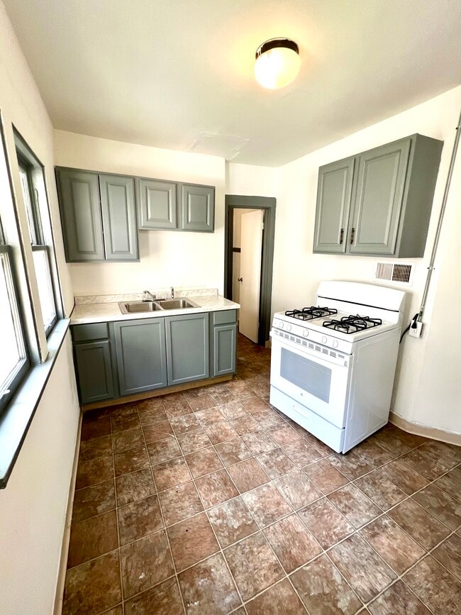 730 S Main St, Unit 2 in Decatur, IL - Foto de edificio - Building Photo