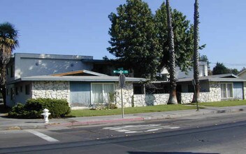 425-427 W Washington Ave in Santa Ana, CA - Foto de edificio - Building Photo