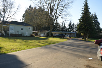 445 S Main St in Mt Angel, OR - Foto de edificio - Building Photo