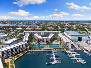 1011 Anglers Cove in Marco Island, FL - Foto de edificio - Building Photo