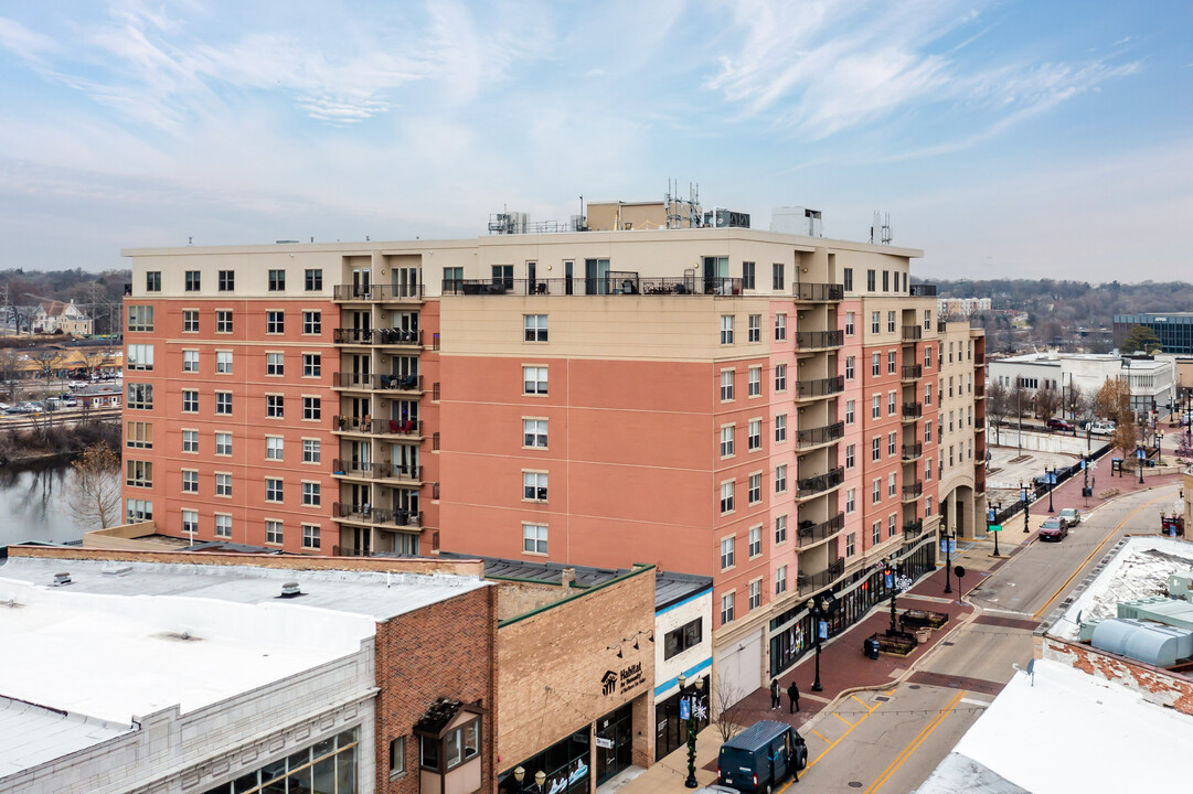 Fountain Square in Elgin, IL - Building Photo