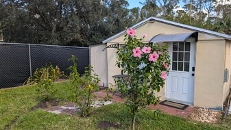 3232 Carrington Dr, Unit Cottage in North Fort Myers, FL - Building Photo