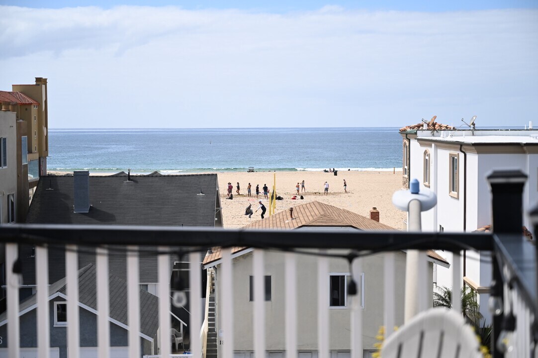 16 Hermosa Ave, Unit B in Hermosa Beach, CA - Foto de edificio