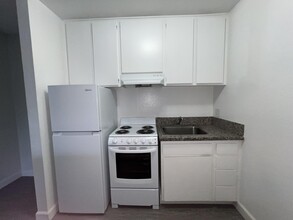 Alpine Terrace Apartments in Canoga Park, CA - Foto de edificio - Building Photo