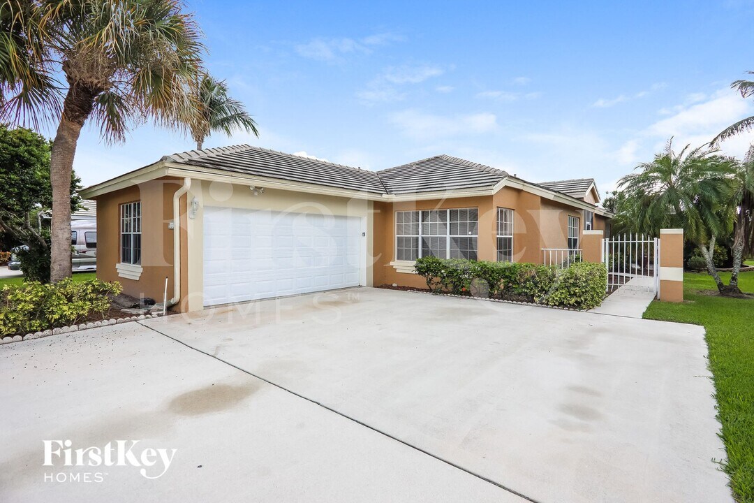 6193 Lansdowne Cir in Boynton Beach, FL - Building Photo