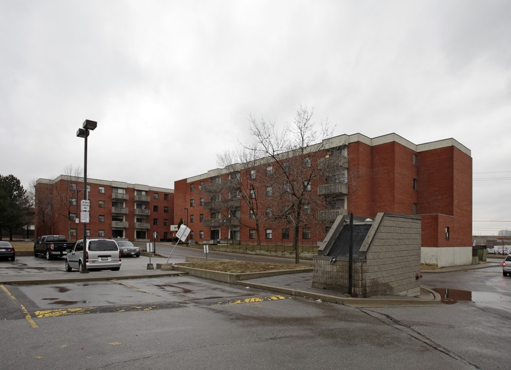 4675 Sheppard Ave in Toronto, ON - Building Photo