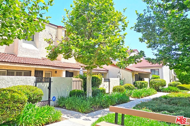 18130 Oxnard St in Los Angeles, CA - Building Photo - Building Photo