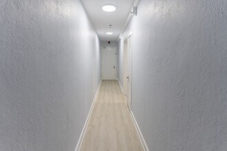 8-8 Wellington St W in Brampton, ON - Building Photo - Building Photo