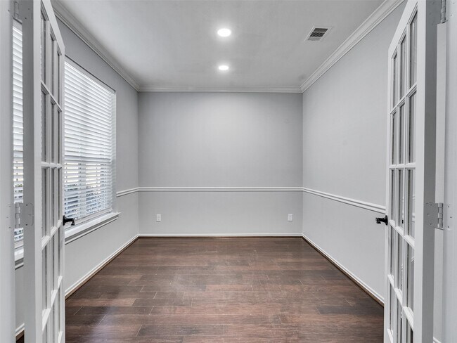 property at 114 N Hawkhurst Cir