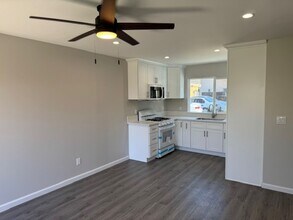 2516 E Anaheim St in Long Beach, CA - Building Photo - Building Photo