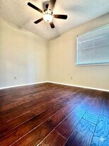 9302 Golden Sunshine Dr in Houston, TX - Building Photo