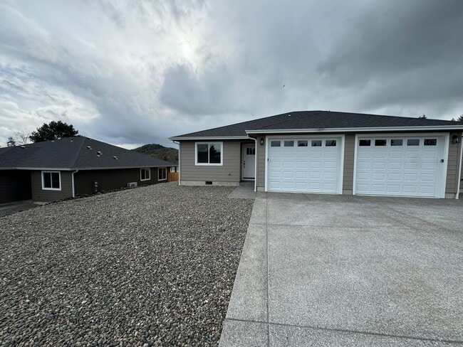 240 Crystal Springs Ln in Roseburg, OR - Building Photo - Building Photo