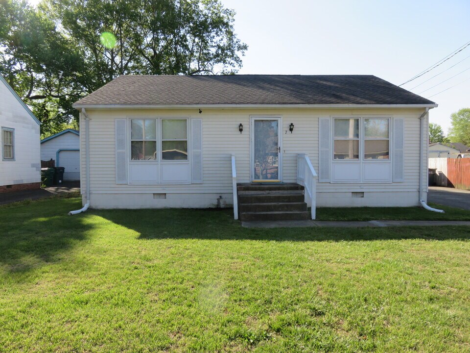 7 S Daisy Ave in Highland Springs, VA - Foto de edificio