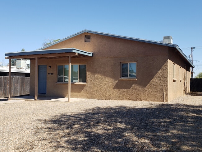 property at 1409 E Elm St