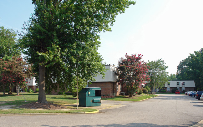 Winterhaven Apartments in Newport News, VA - Foto de edificio - Building Photo